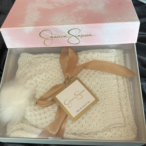 Jessica Simpson hat and scarf set white new in gift box - Picture 2 of 4